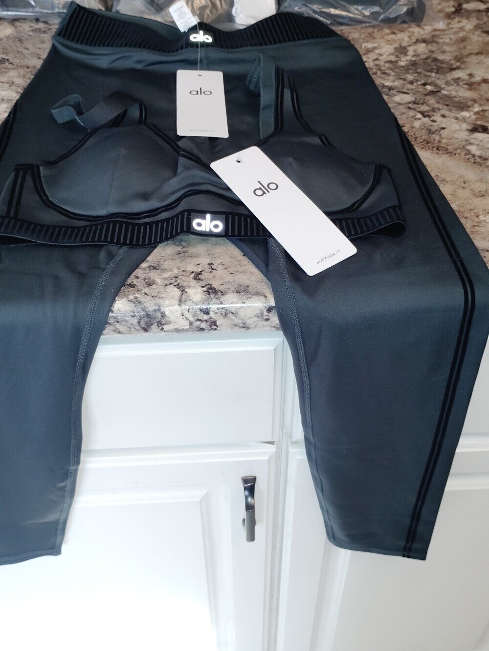 ALO Yoga Black Seam-Trim Sports Bra and Leggings Set. Brand New Multiple Sizes